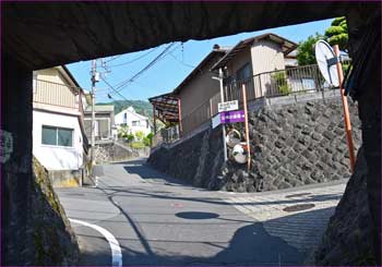 ガード下を