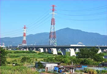 大山と送電鉄塔