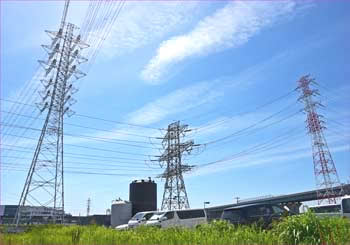 交差する送電線